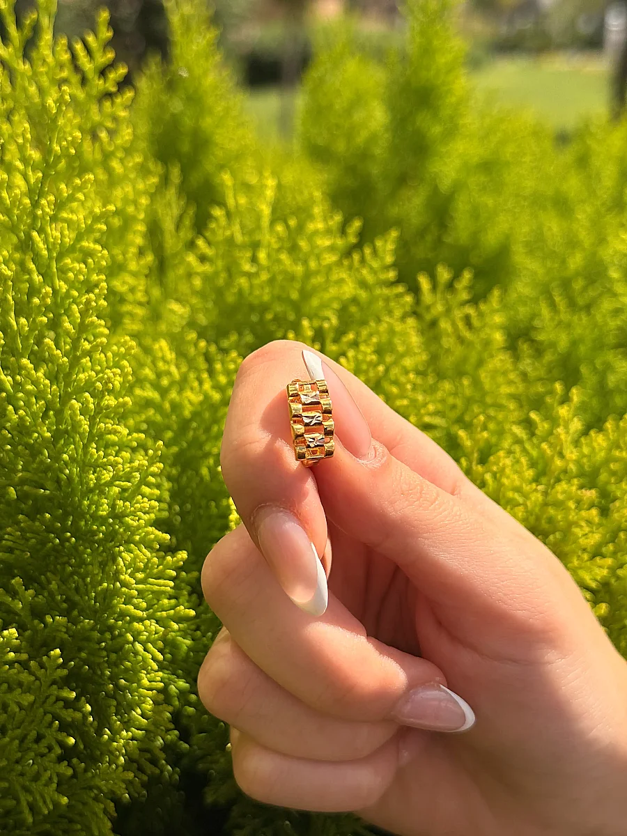 8 Ayar Altın Kare Desen Küpe